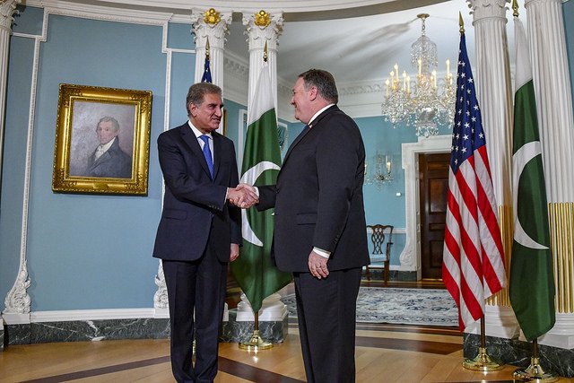 وزيرا الخارجية الأميركي مايك بومبيو والباكستاني شاه محمود قريشي 