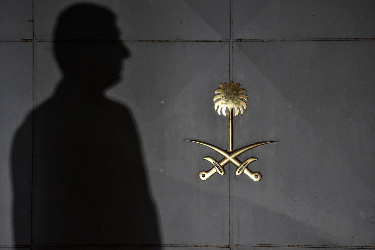 ظل لحارس أمام مدخل القنصلية السعودية في اسطنبول