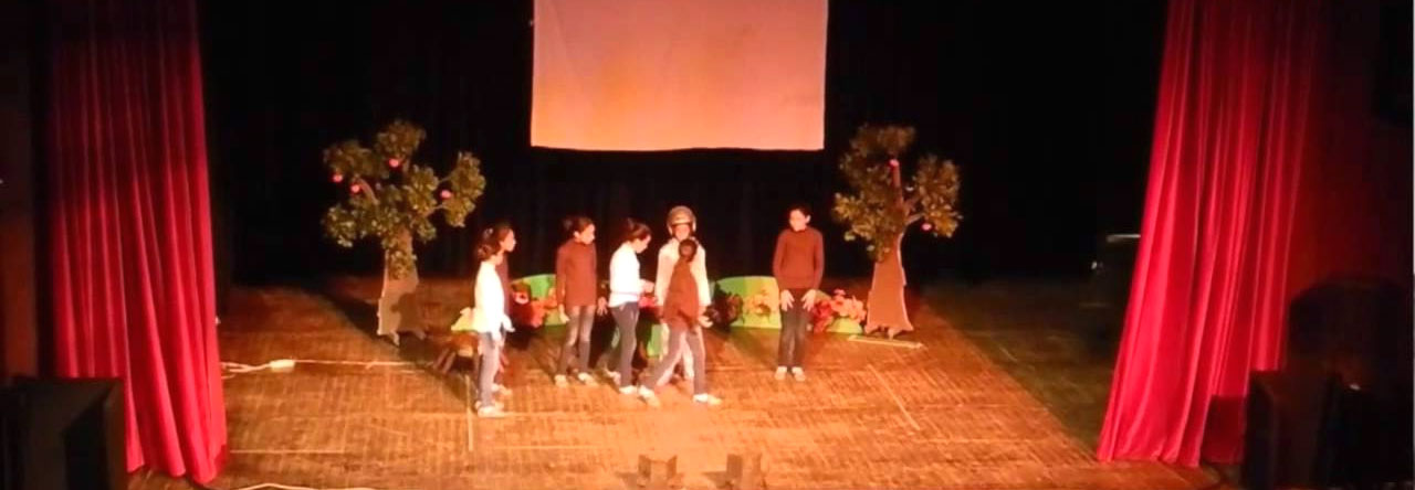 العلاقة بين النص والعرض