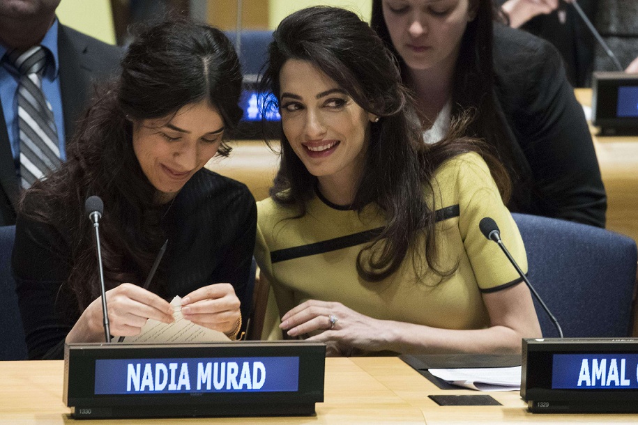 ناديا مراد مع أمل كلوني خلال اجتماع بمقر الامم المتحدة