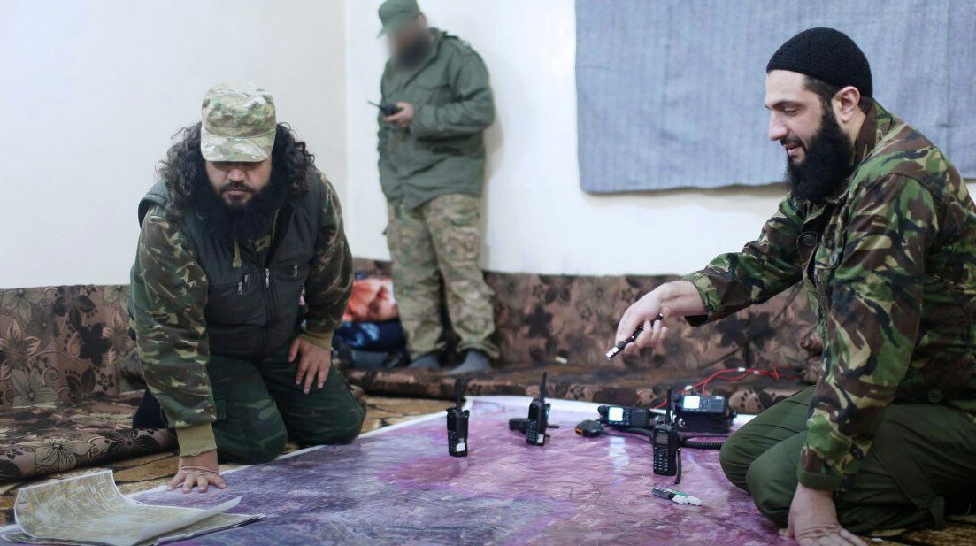 أبومحمد الجولاني زعيم هيئة تحرير الشام يخطط للمعارك 