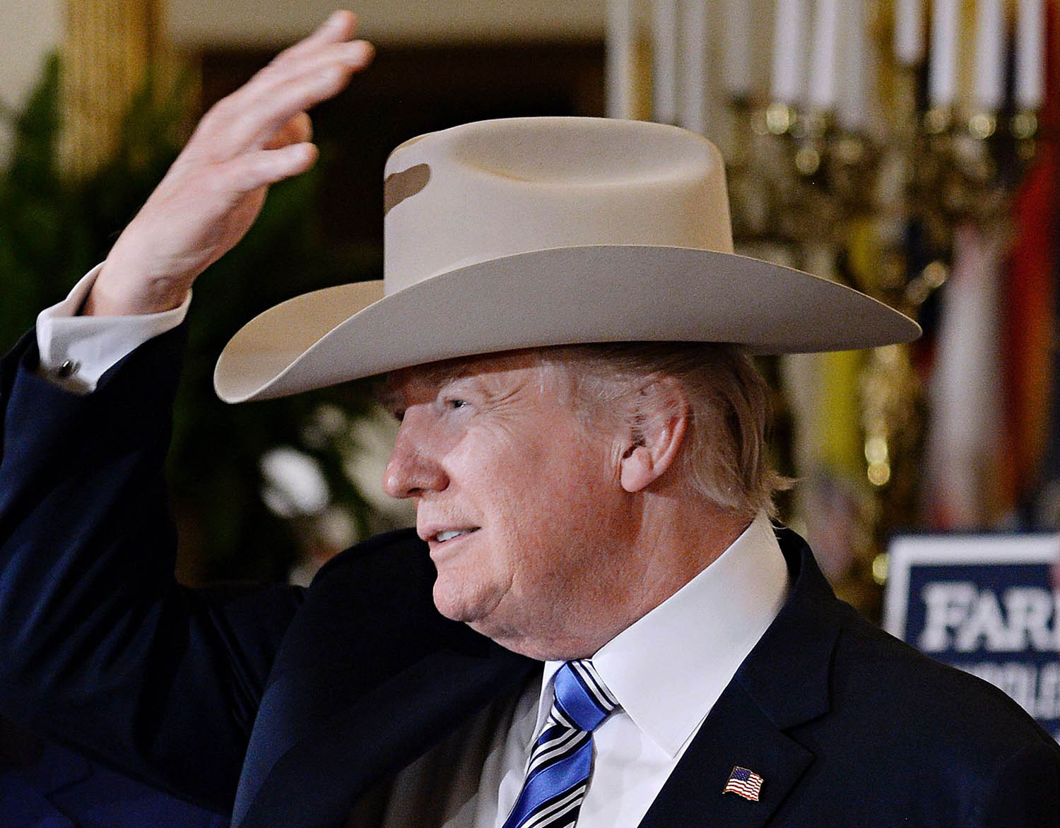 ترامب يرتدي قبعة راعي بقر