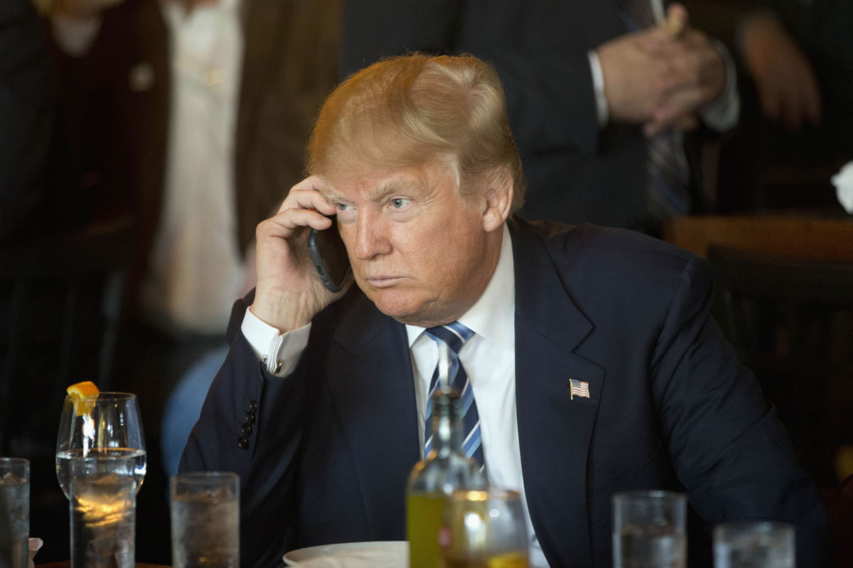 ترامب يرفض التخلي عن هواتفه المحمولة