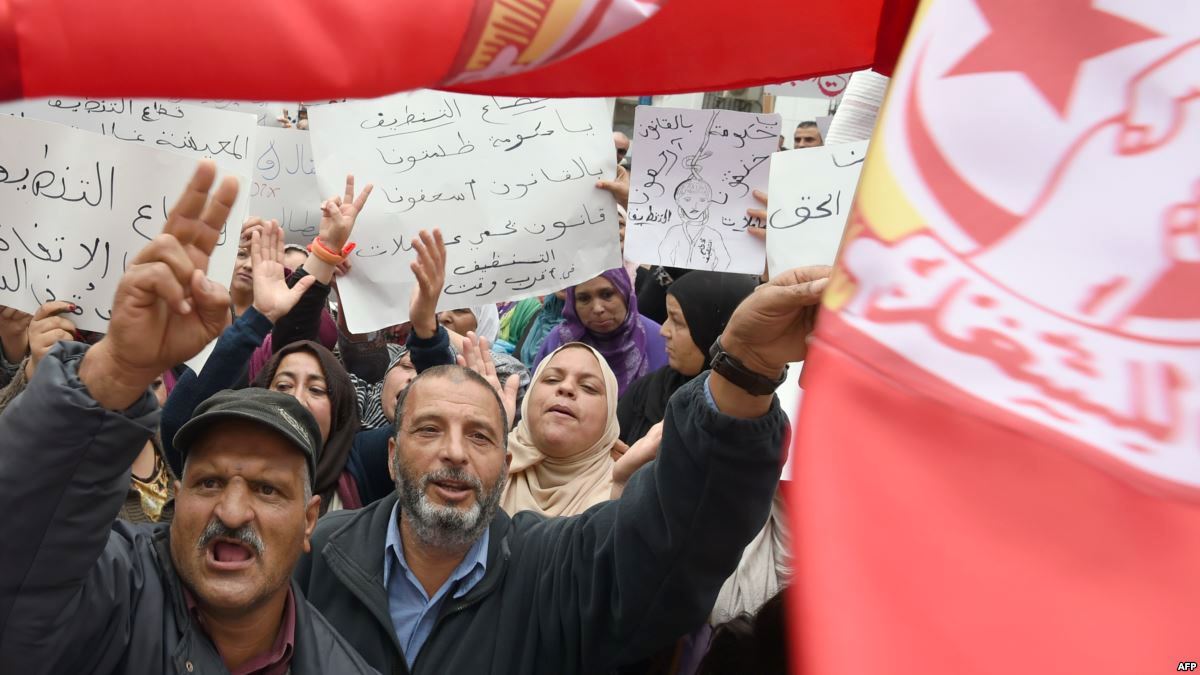 معركة لي أذرع بين اتحاد الشغل والحكومة التونسية