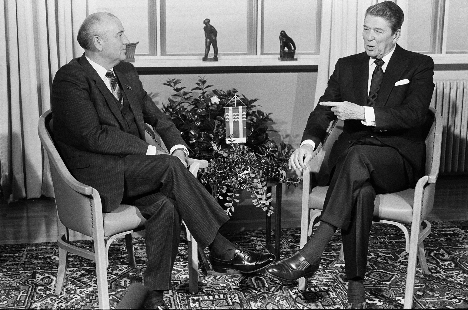 الرئيس الأميركي السابق رونالد ريغان والزعيم السوفييتي السابق ميخائيل غورباتشوف