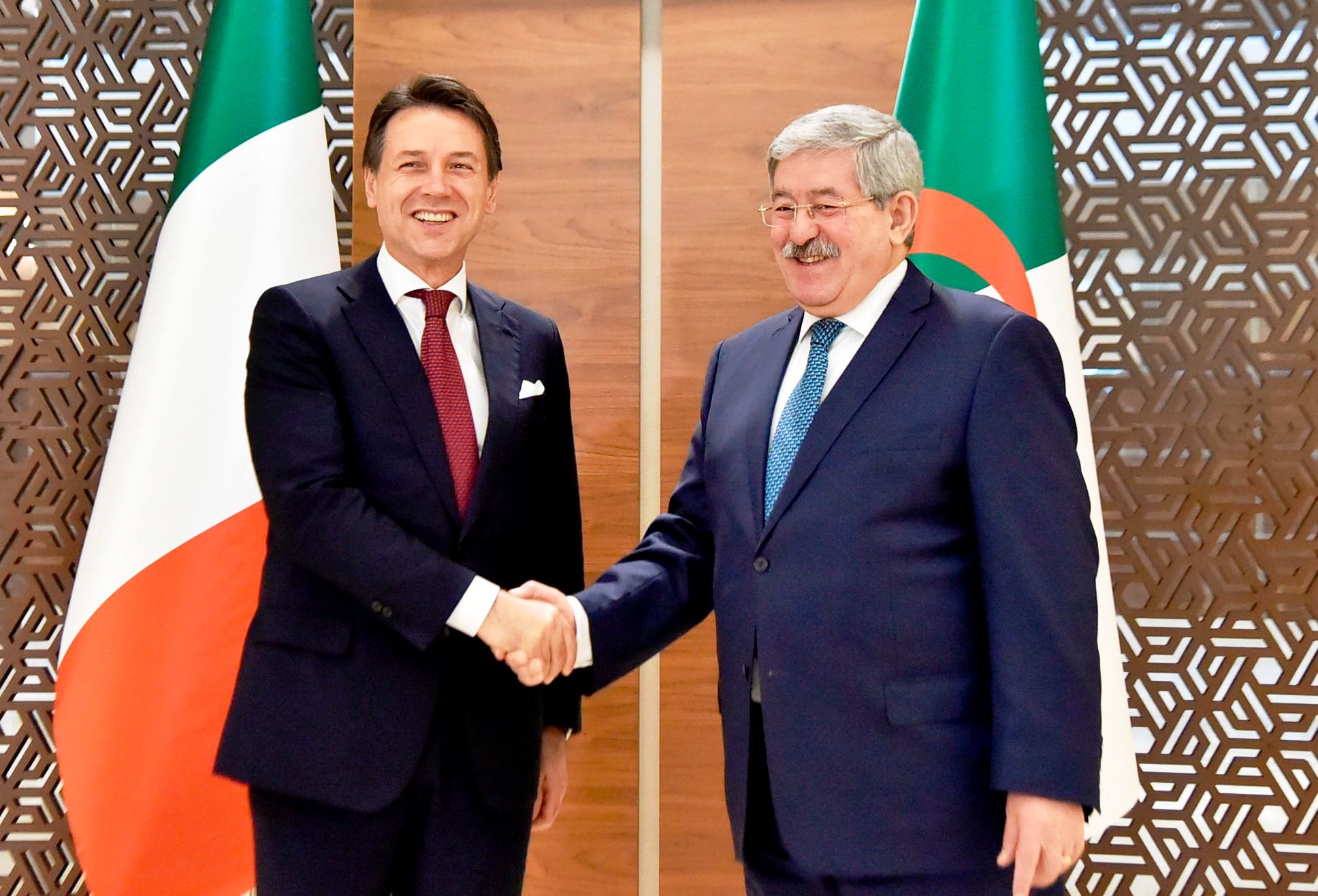 رئيس الوزراء الجزائري احمد أويحيى مع نظيره الايطالي جوزيبي كونتي 
