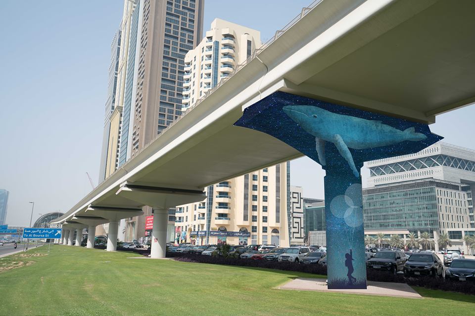 فنانون يحولون جسر مترو دبي إلى لوحات جدارية