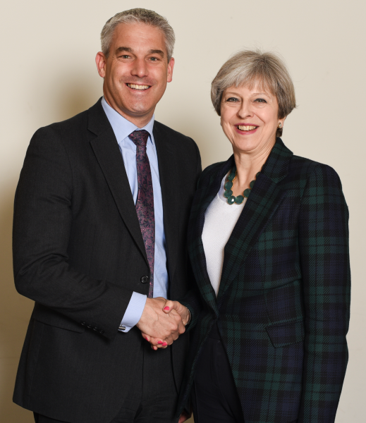رئيسة الحكومة البريطانية تيريزا ماي وستيفن باركلي وزير بريكست الجديد