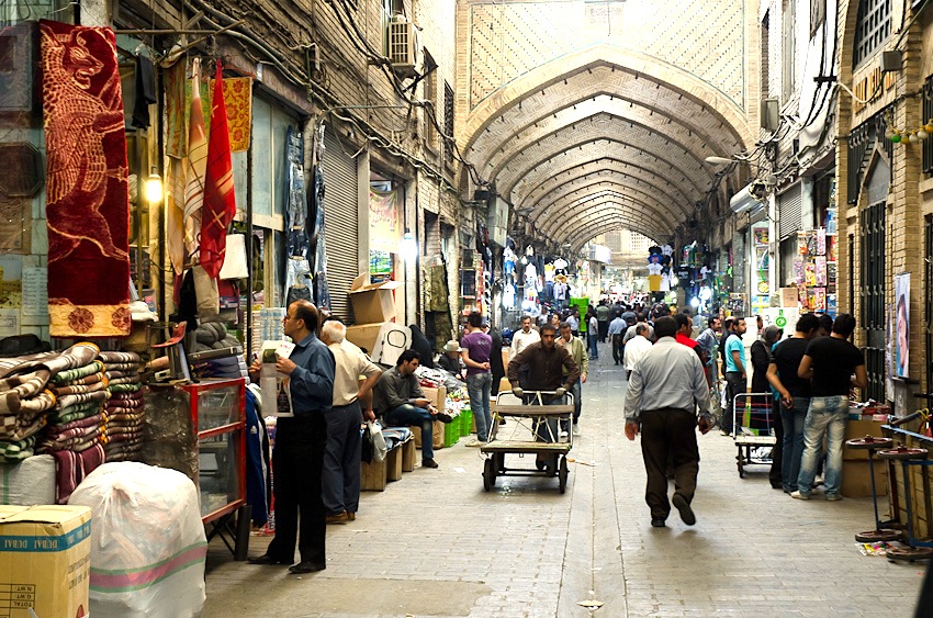 الايرانيون يشعرون بأثر العقوبات على حياتهم المعيشية