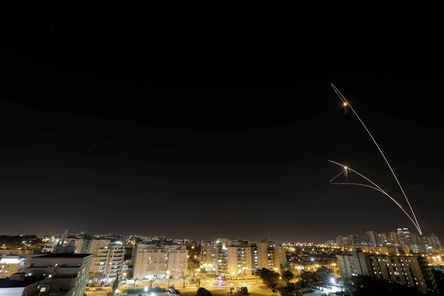 صواريخ اسرائيلية تعترض صواريخ فلسطينية في منطقة الحدود بين غزة وإسرائيل