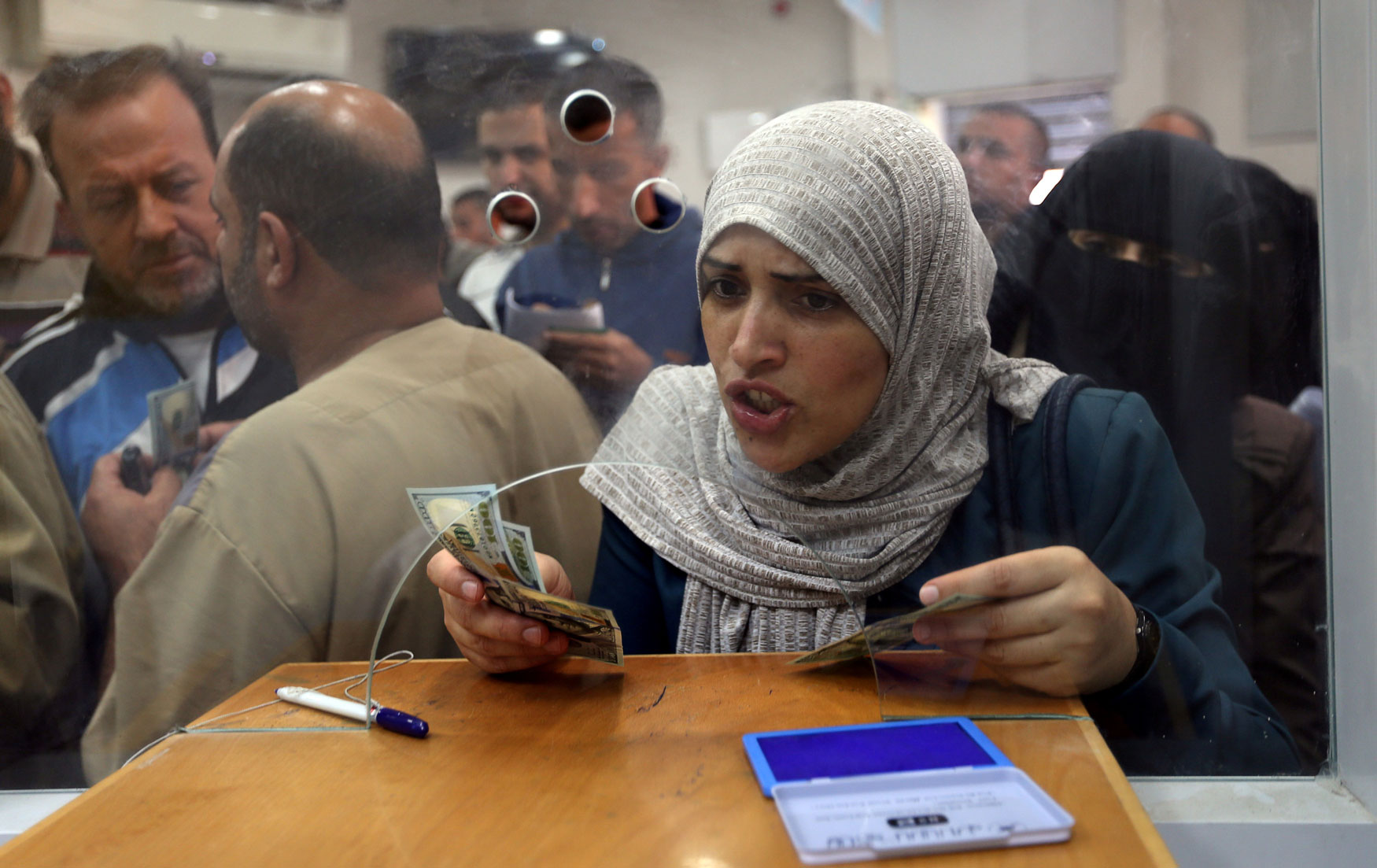 مصارف غزة تبدأ بتوزيع المنحة المالية القطرية لموظفي حماس 