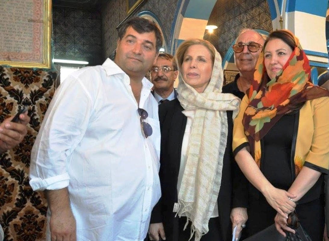 روني الطرابلسي إلى جانب وزيرة السياحة السابقة سلمى اللومي في معبد الغريبة بجزيرة جربة