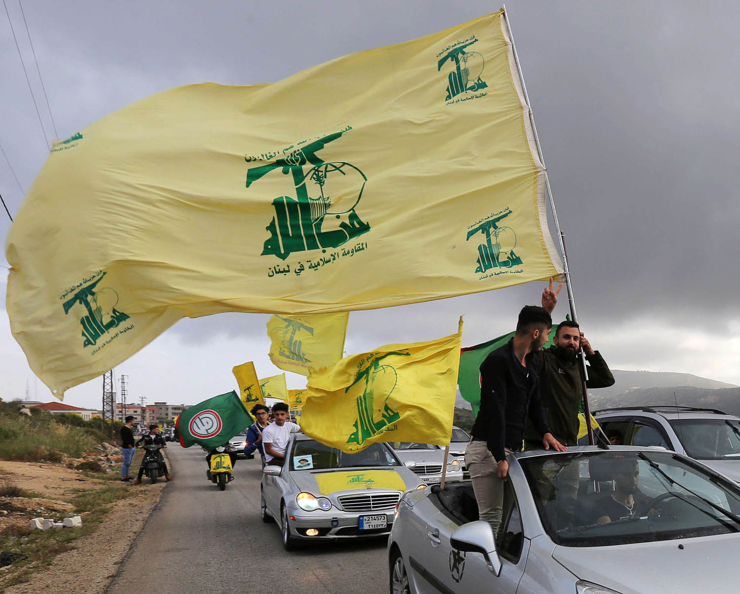 أنصار لحزب الله يستعرضون قوتهم في مرجعيون في جنوب لبنان