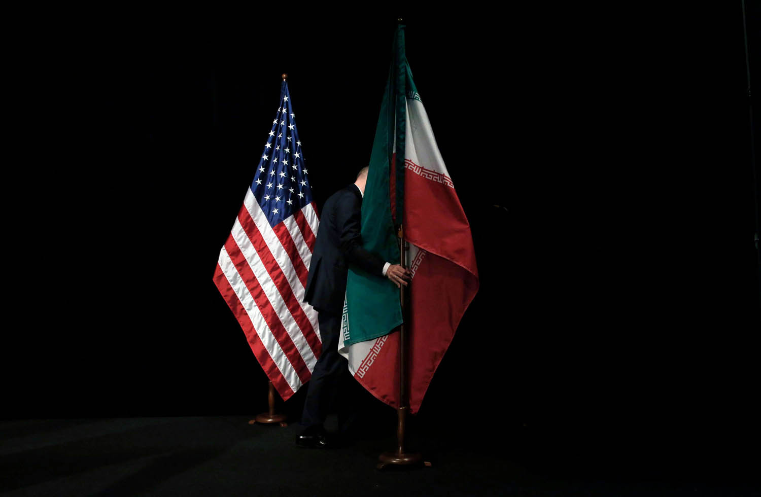 علمان أميركي وإيراني في قاعة مفاوضات الاتفاق في فيينا