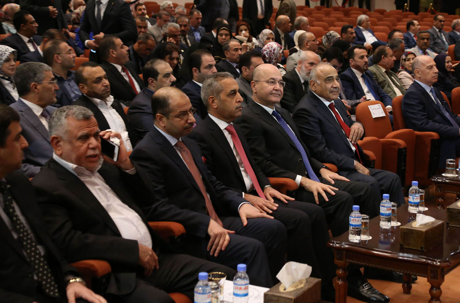كبار السياسيين العراقيين يحضرون جلسة للبرلمان