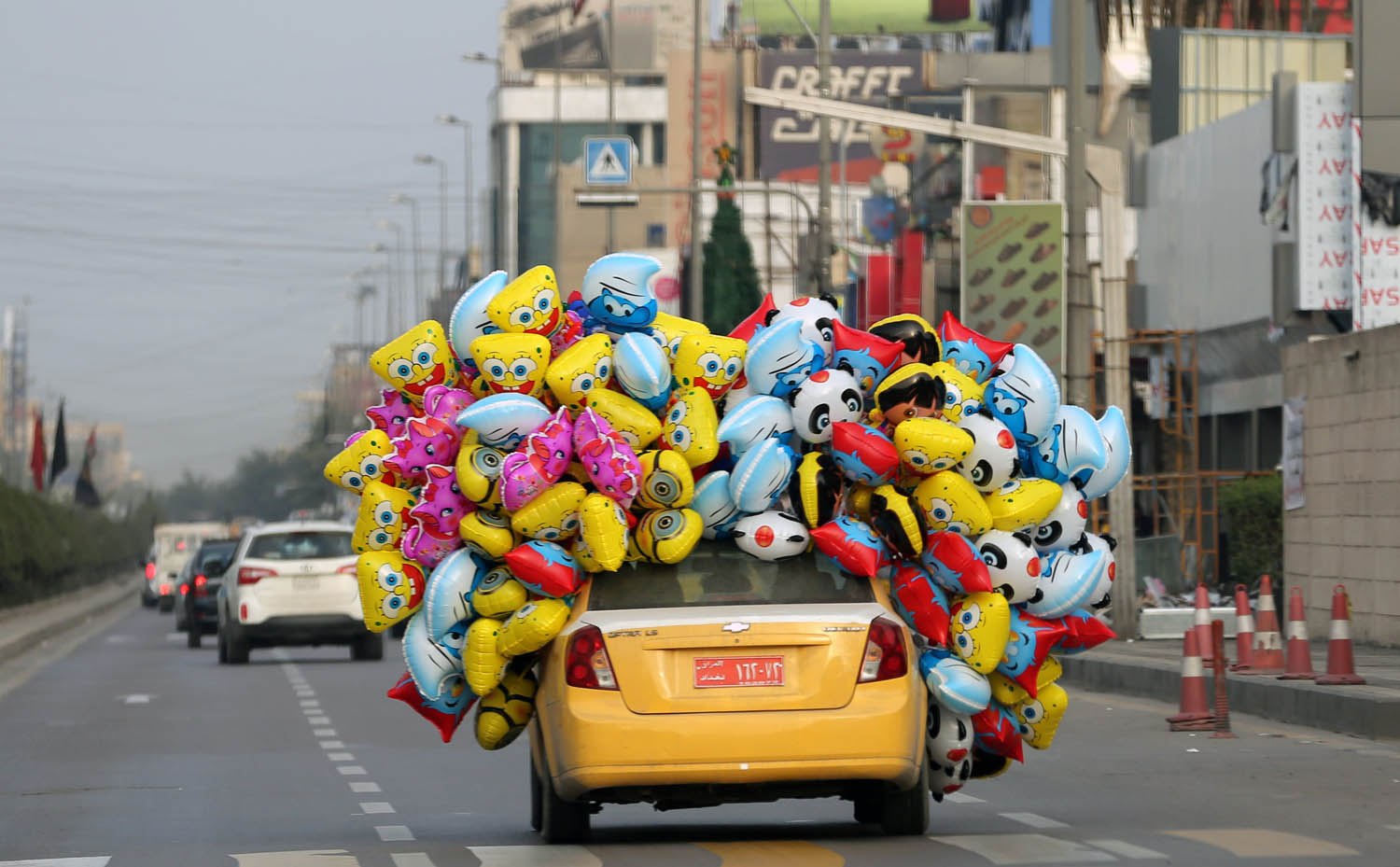 سيارة تاكسي في بغداد تحمل عددا كبيرا من البالونات