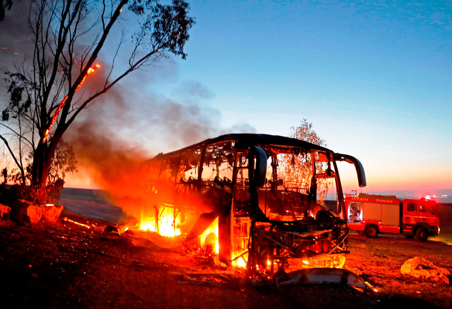 النيران تلتهم حافلة اسرائيلية أصابتها صواريخ فلسطينية