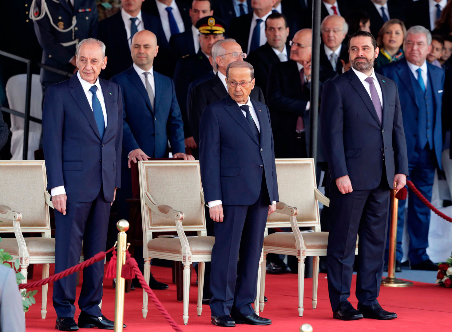الرئيس اللبناني ميشال عون يتوسط سعد الحريري ورئيس مجلس النواب نبيه برّي