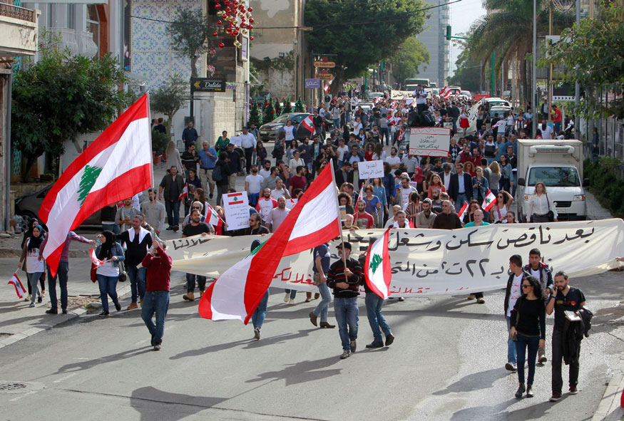 احتجاجات تجوب شوارع بيروت مع تعثر تشكيل الحكومة