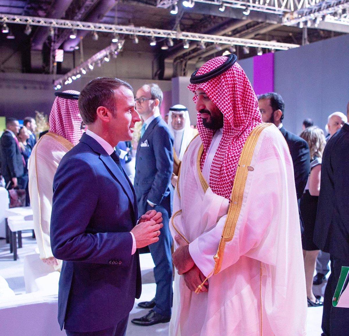 ولي العهد السعودي الأمير محمد بن سلمان يتحدث مع الرئيس الفرنسي امانويل ماكرون