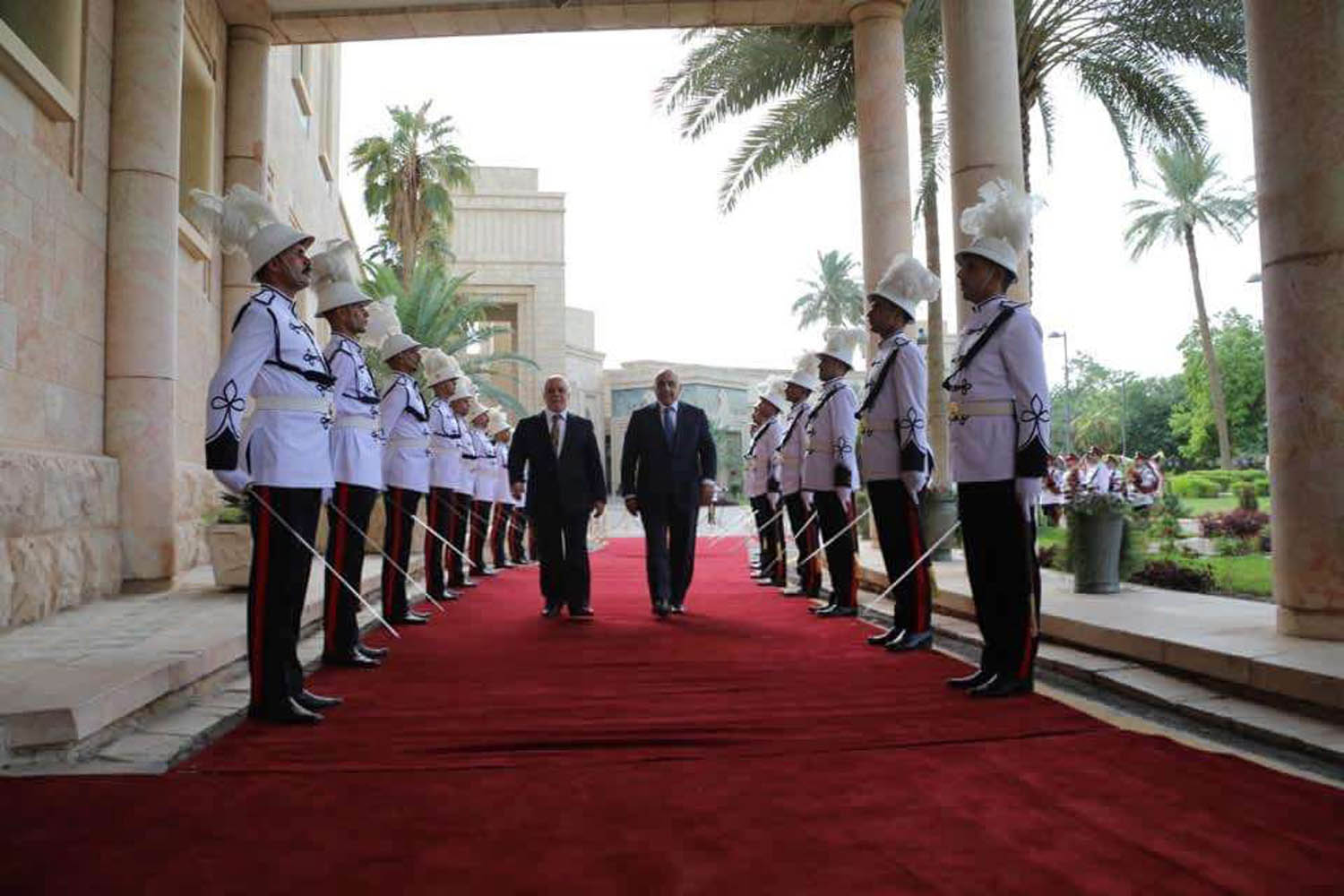 رئيس الوزراء العراقي عادل عبدالمهدي يودع سلفه حيدر العبادي