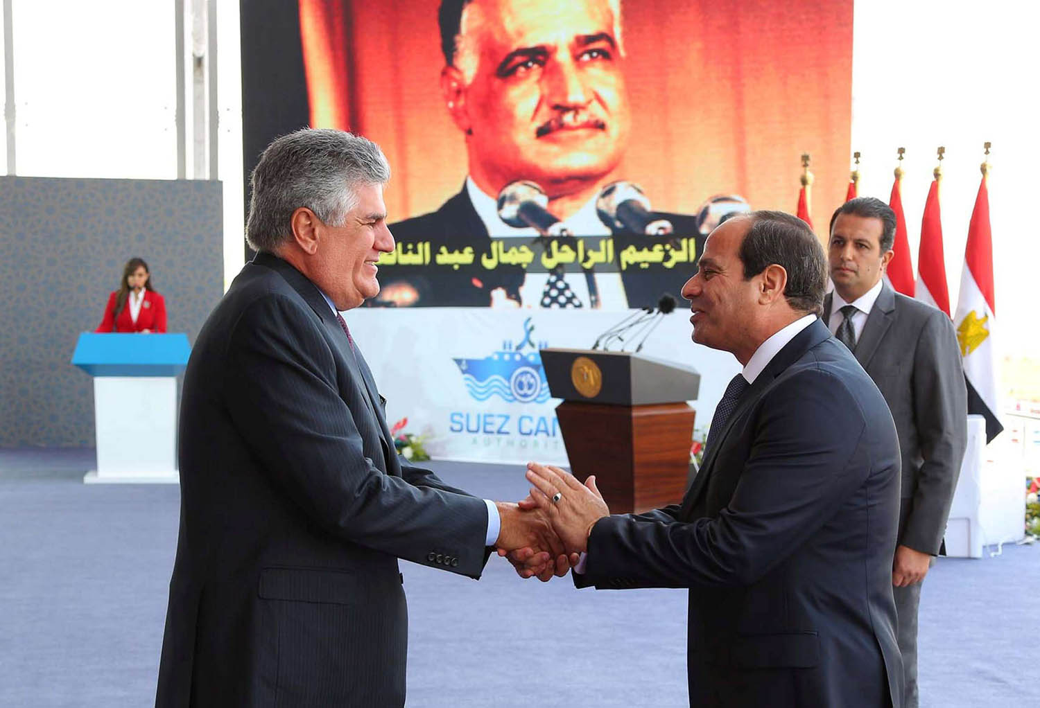 الرئيس المصري عبدالفتاح السيسي يصافح عبدالحكيم ناصر ابن الرئيس المصري الراحل جمال عبدالناصر