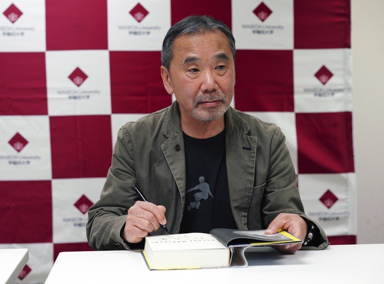 هاروكي موراكامي يهدي أرشيفه الأدبي لجامعة يابانية