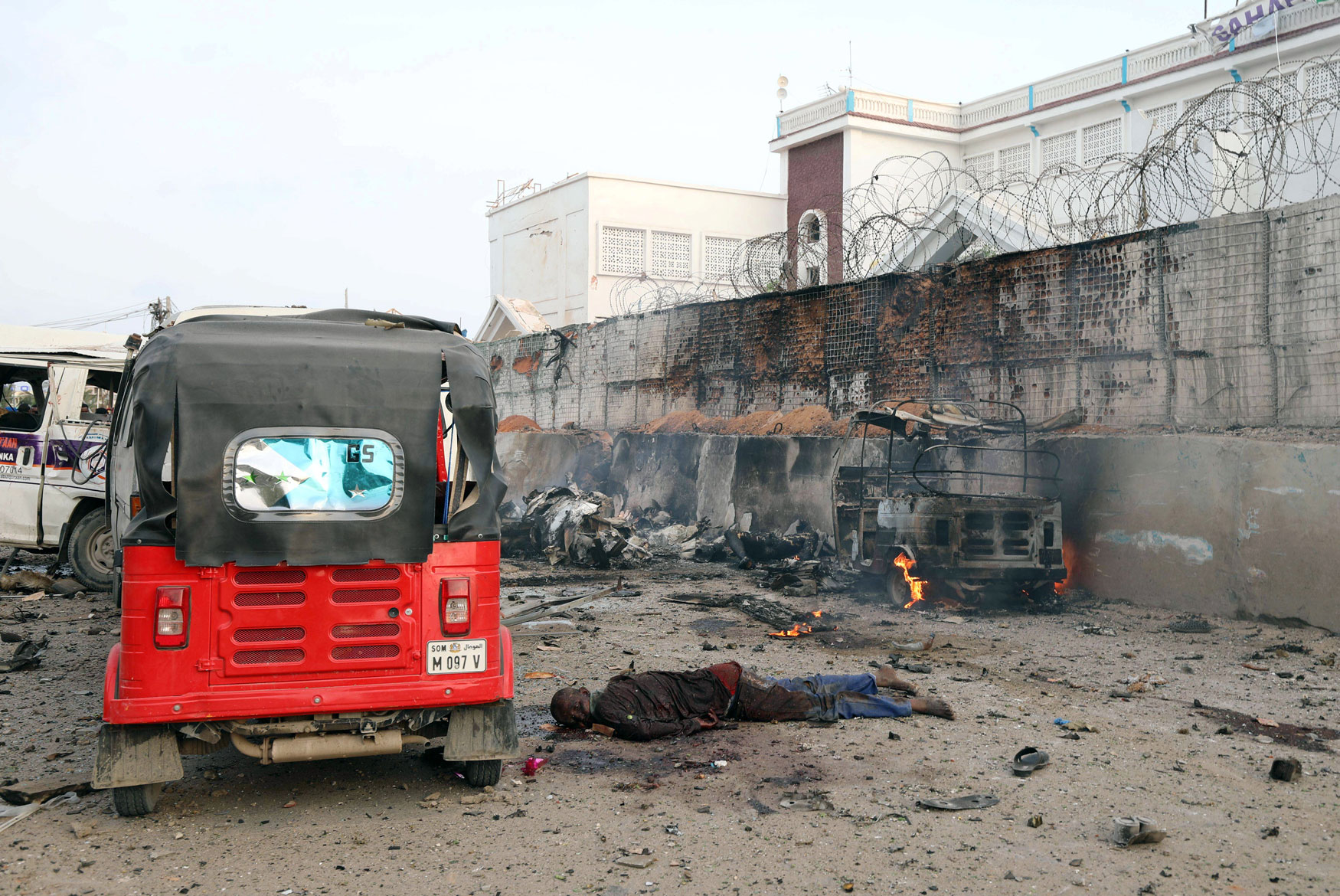 أشلاء وفوضى في كل مكان مع أعنف الاعتداءات الإرهابية بالعاصمة الصومالية
