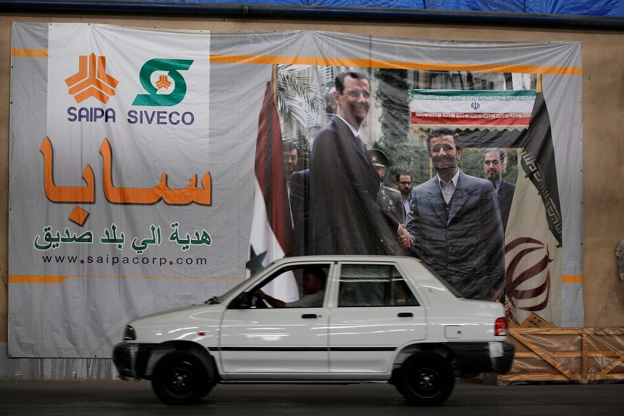 ملصق كبير في مصنع سابا يظهر الأسد خلال زيارة إلى إيران بجانب رئيس البلاد آنذاك محمود أحمدي نجاد