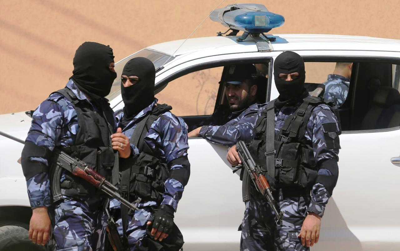 شرطة حماس تقيم حواجز على الطرق الرئيسية للقطاع