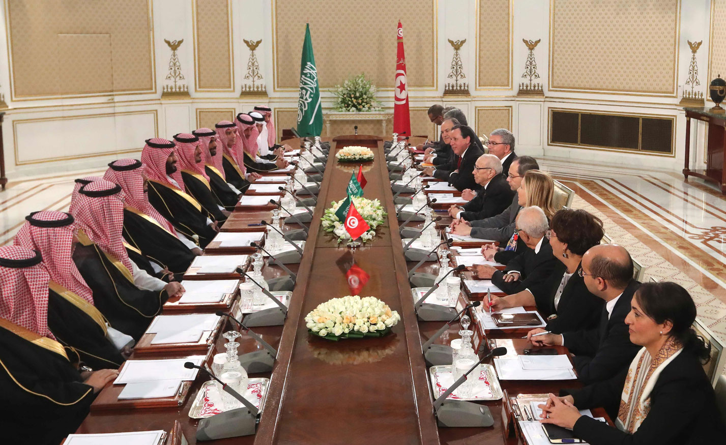 الرئيس التونسي الباجي قائد السبسي وولي العهد السعودي الأمير محمد بن سلمان في اجتماع ضم وفدا البلدين
