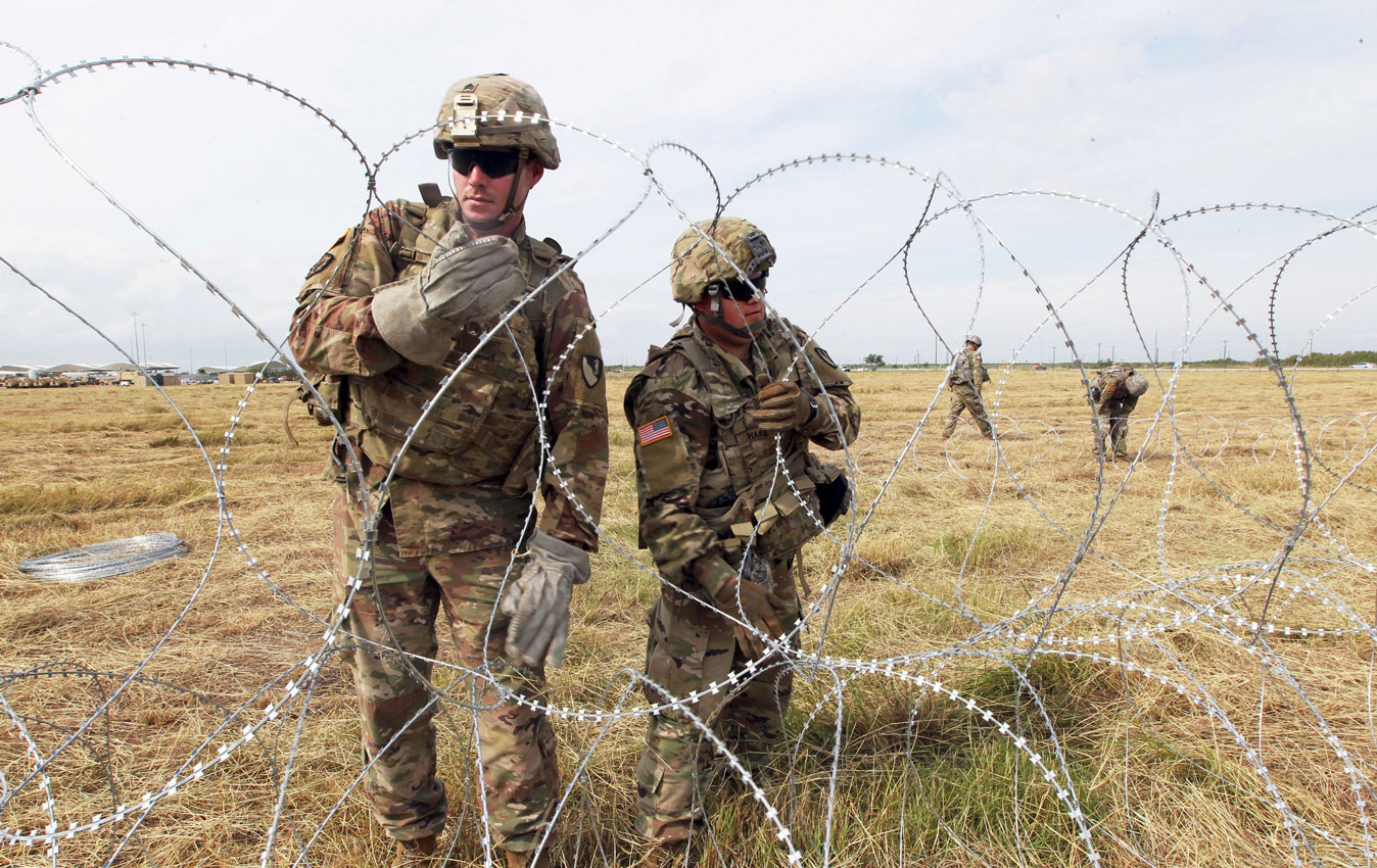 الجنود الأميركيون نصبوا أسلاكا شائكة لعرقلة تقدم المهاجرين في عدة نقاط حدودية 