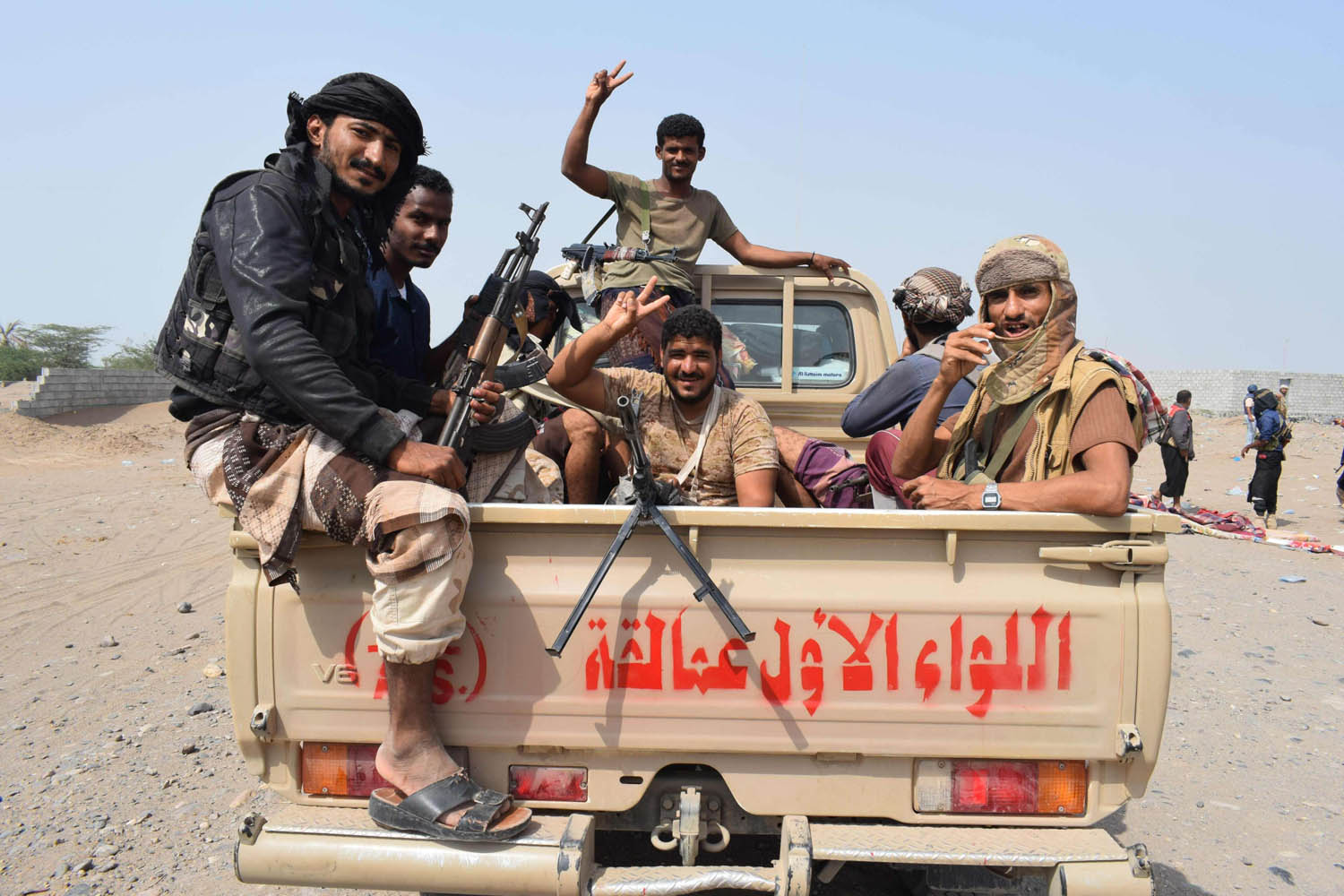 مقاتلون يمنيون موالون للشرعية في محيط الحديدة