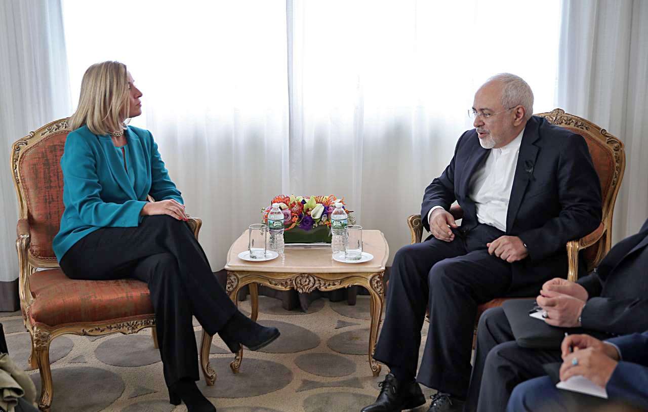 وزير الخارجية الإيراني جواد ظريف ووزيرة خارجية الاتحاد الأوروبي فيديريكا موغريني