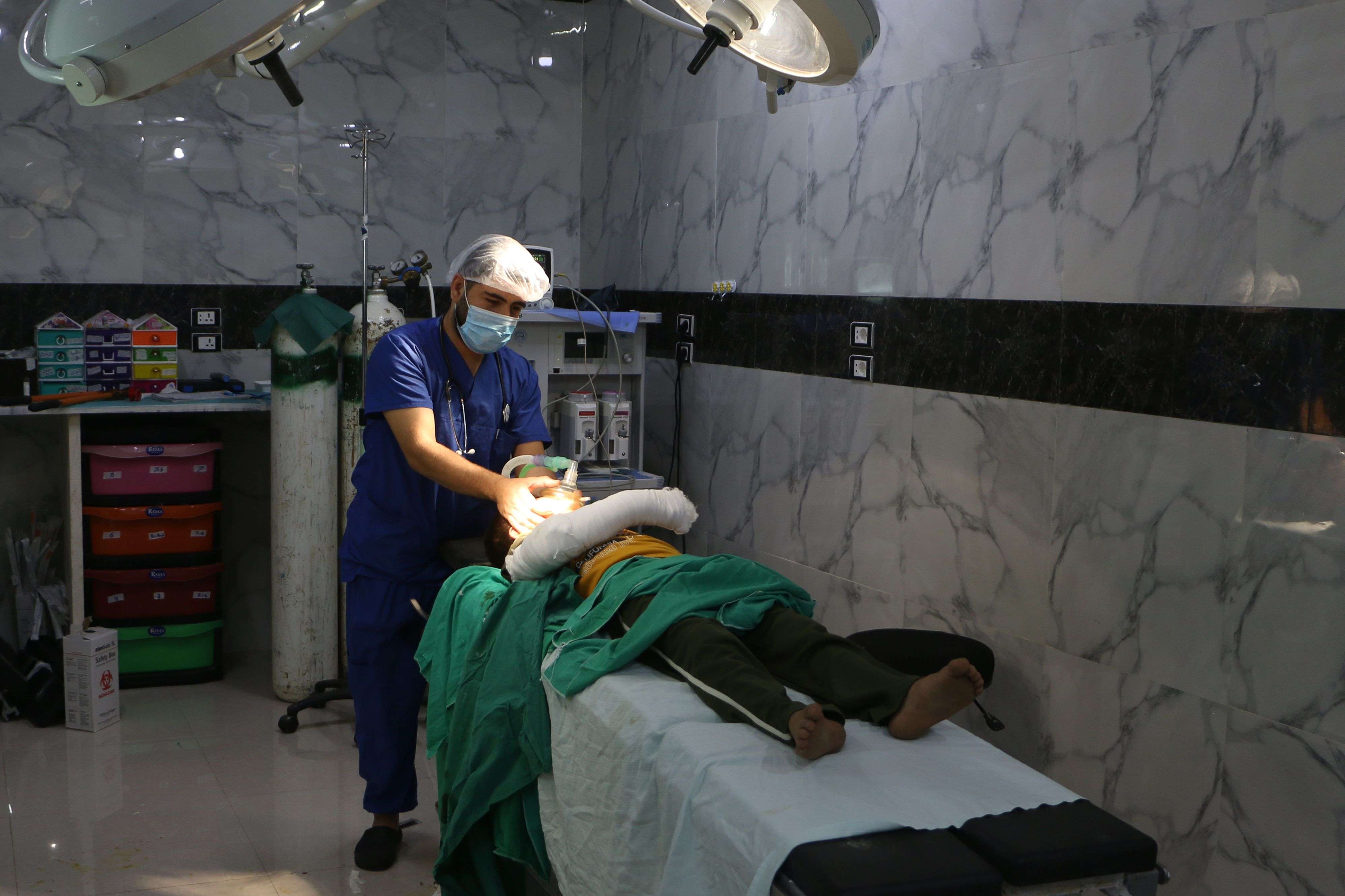 طبيب سوري في إدلب