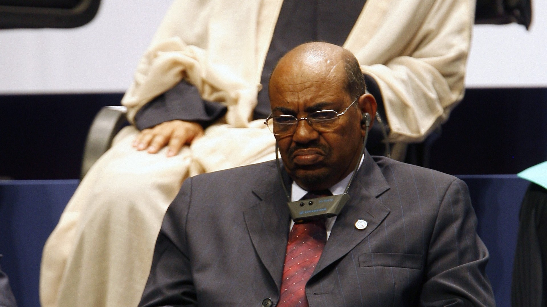 الرئيس السوداني عمر البشير يواجه ضغوطا شعبية تحت وطأة أسوأ أزمة اقتصادية