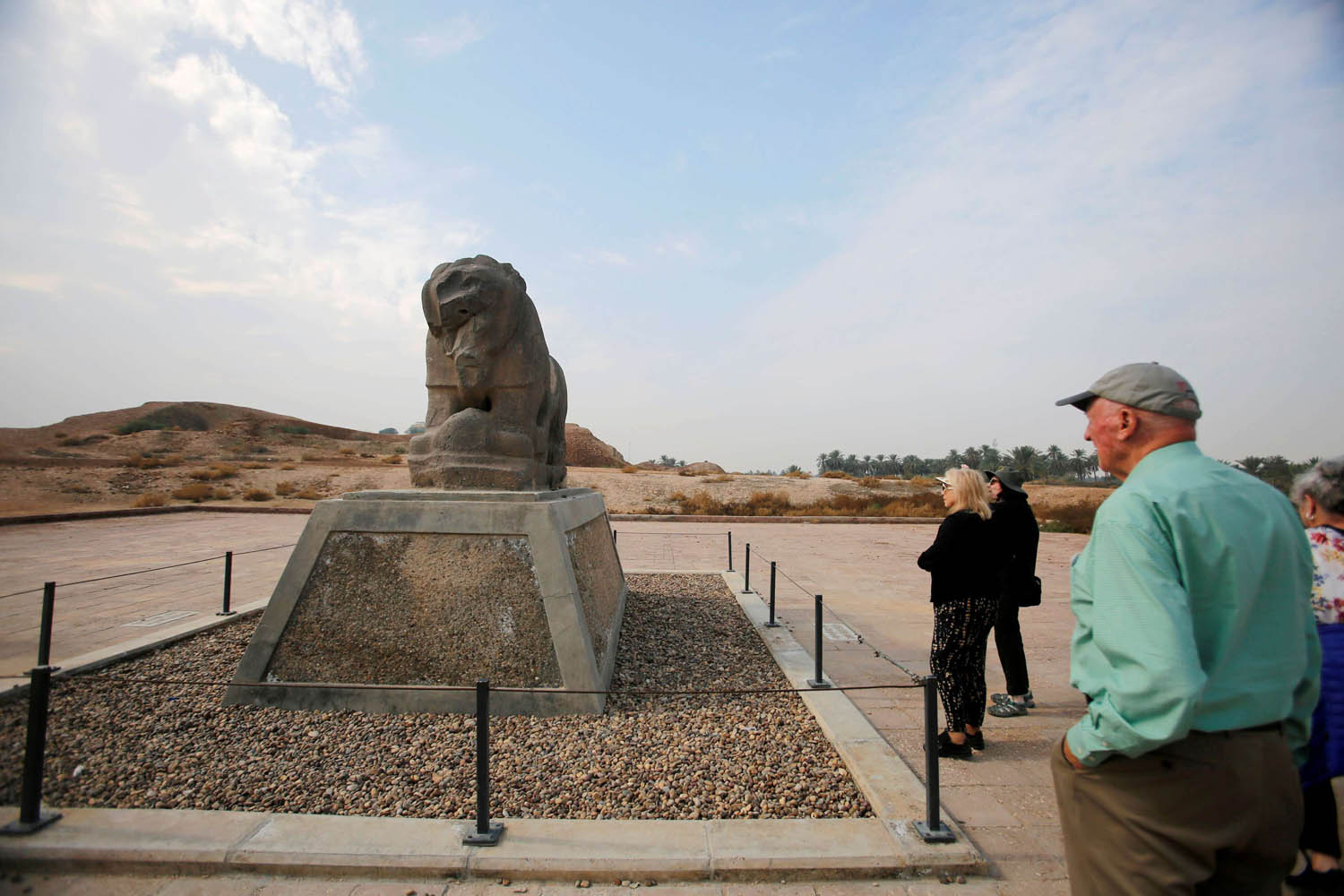سياح غربيون يزورون أسد بابل جنوب بغداد