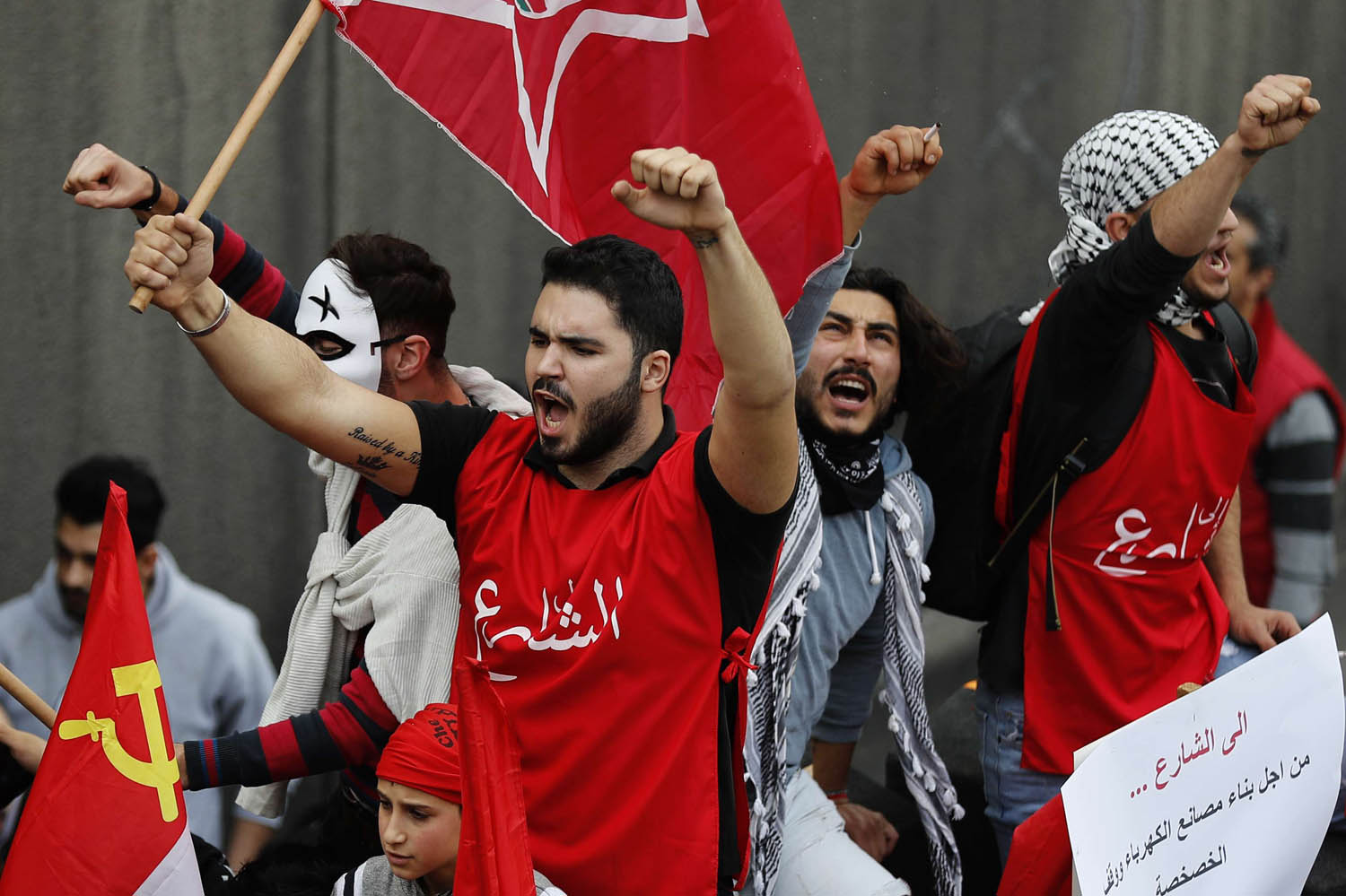 متظاهرون شيوعيون لبنانيون في بيروت يحتجون على الجمود السياسي وتعثر تشكيل الحكومة