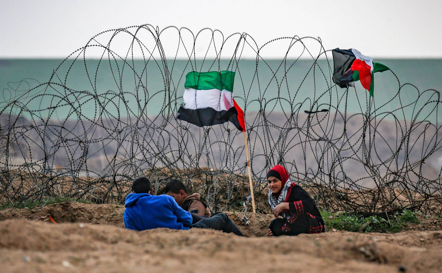 أطفال فلسطينيون في غزة عن الحدود مع إسرائيل