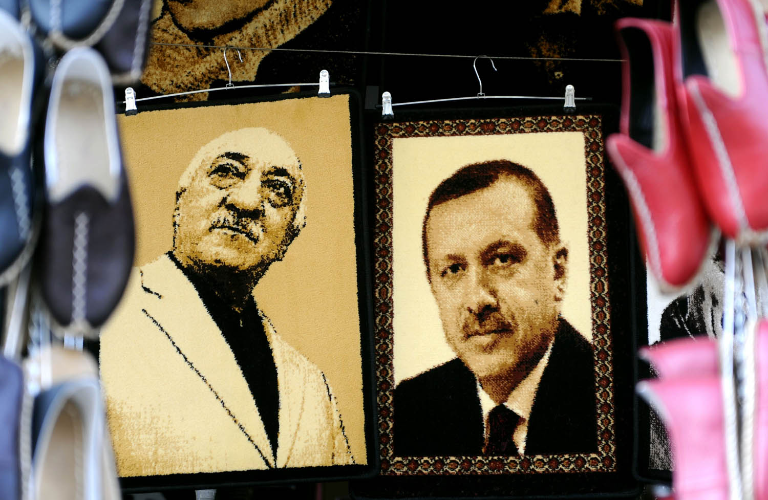 دكان في مدينة غازيعينتاب التركية يرفع صورتين لغولن وأردوغان