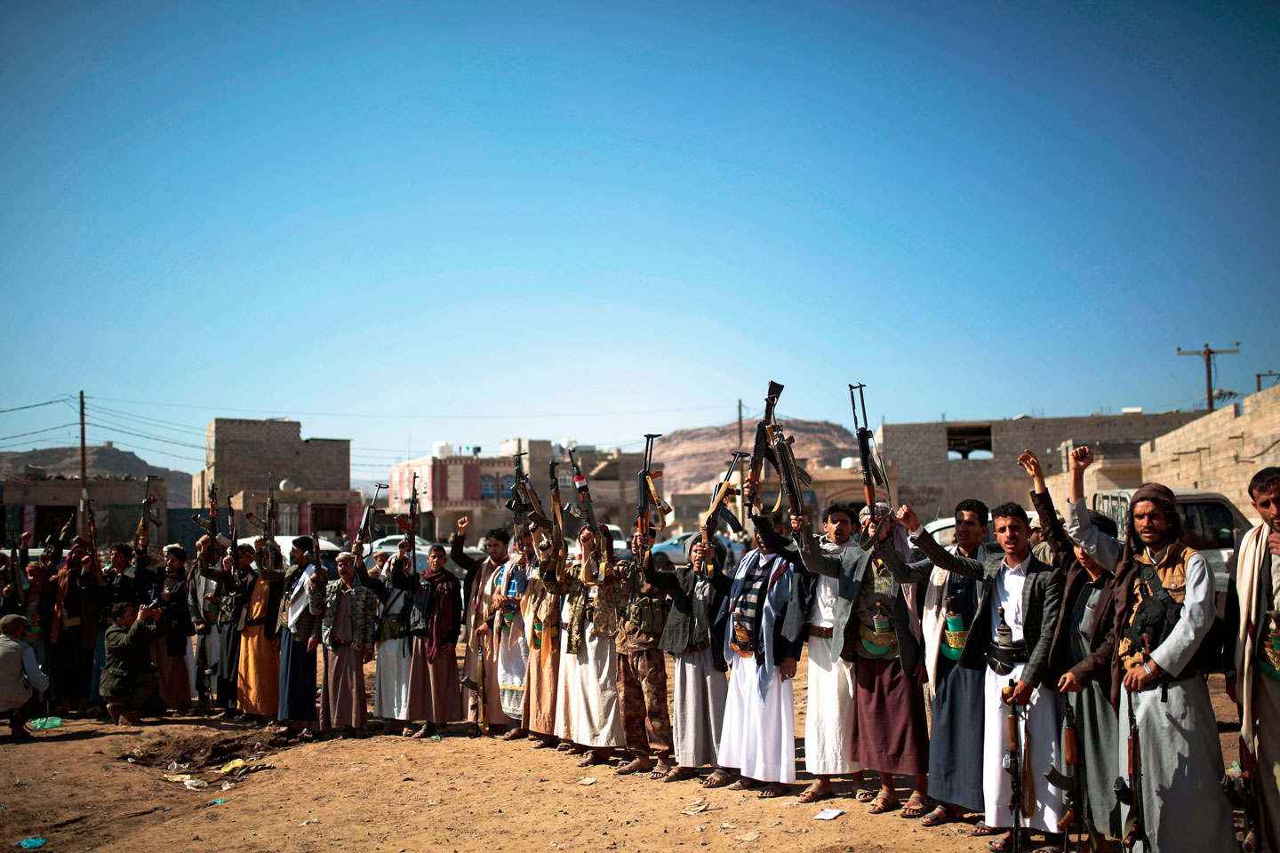 الحوثيون لا يدخرون جهدا في توتير الأجواء