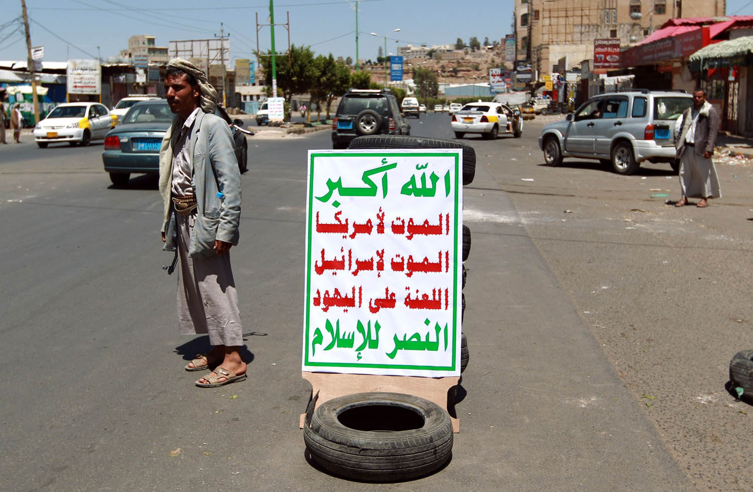 مقاتل حوثي أمام نقطة تفتيش في صنعاء