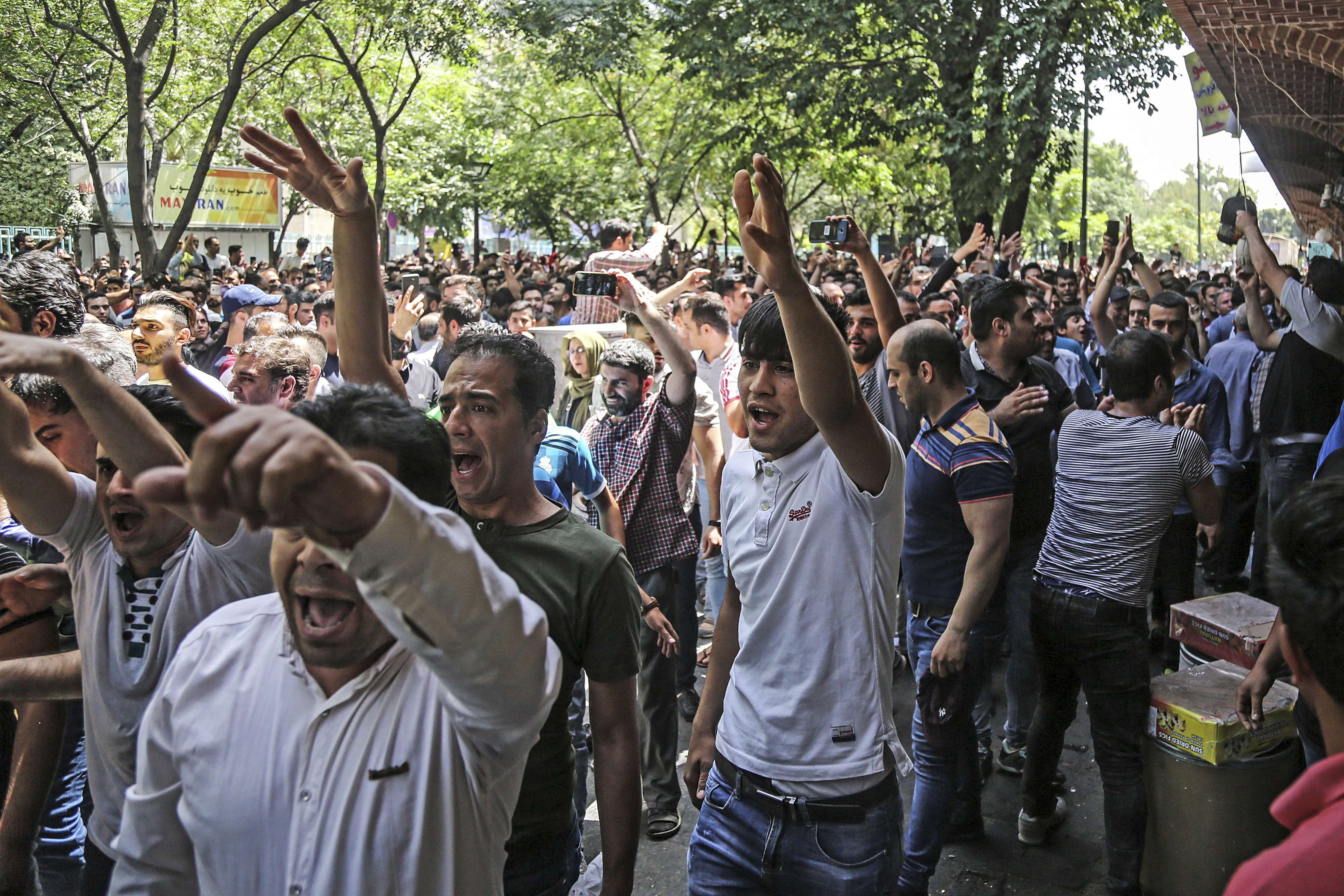 مظاهرات ايران طالبت بالكف عن التدخلات المكلفة في الخارج