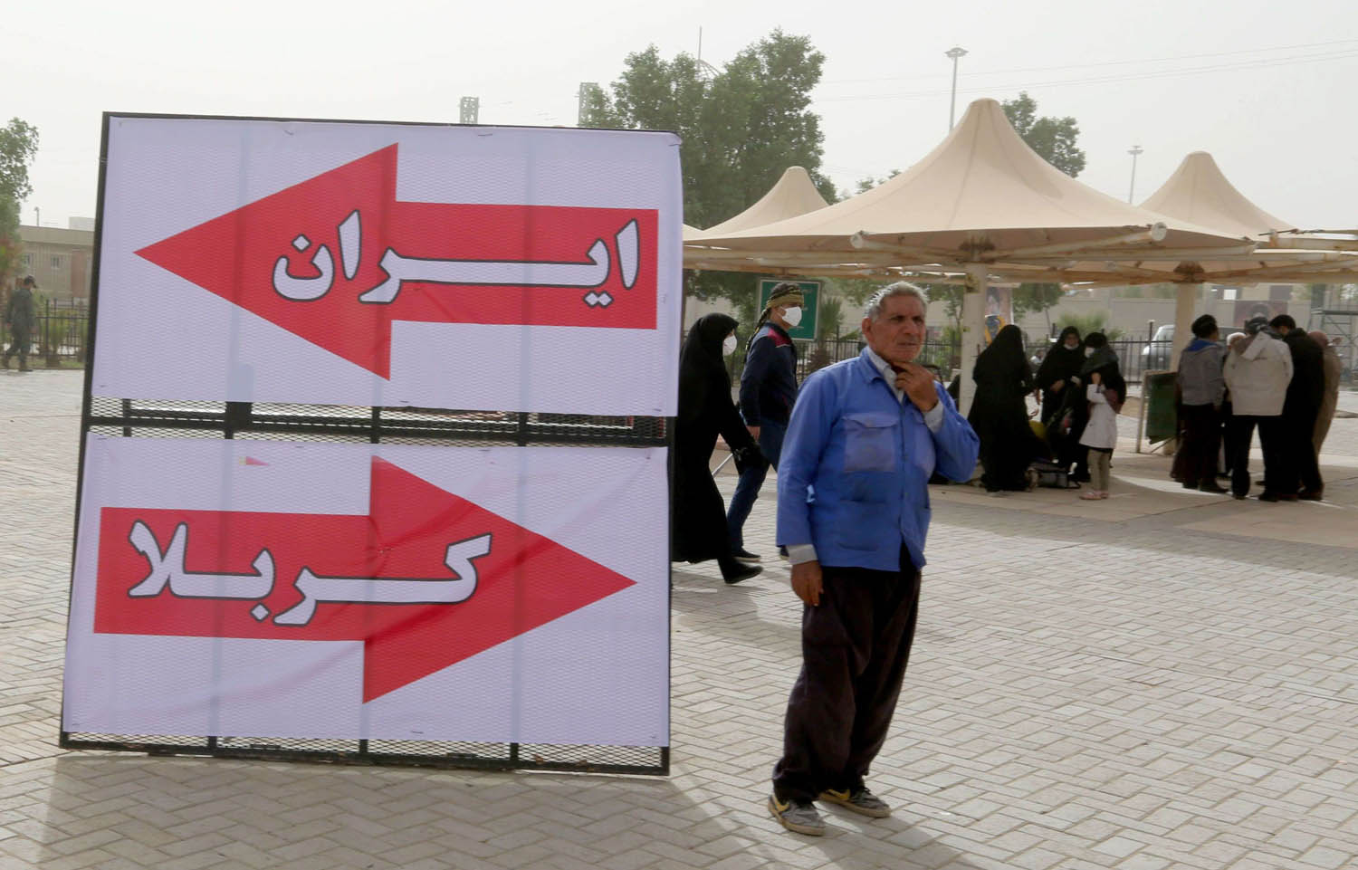 إشارة لزوار إيرانيين يستعدون لعبور الحدود العراقية بالقرب من مهران في إيران