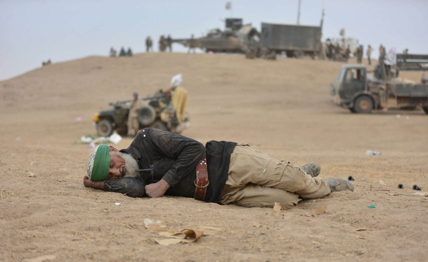 مقاتل مسن من الحشد الشعبي يستريح بالقرب من تلعفر في العراق