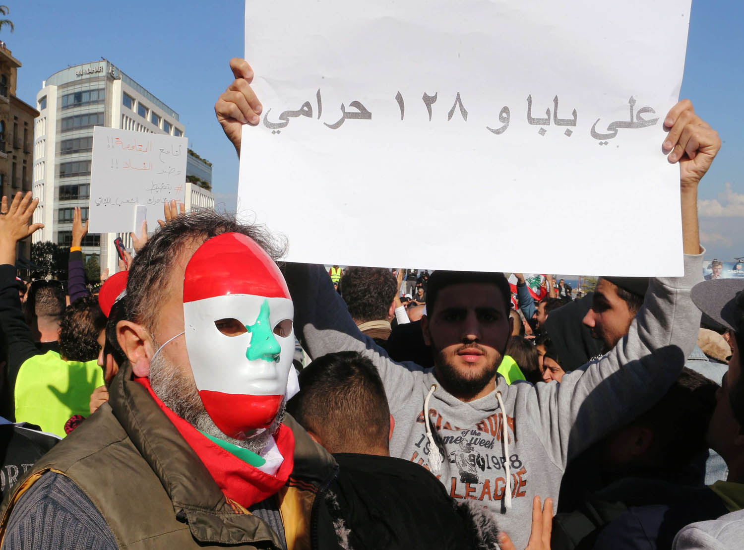 متظاهرون لبنانيون يحتجون على الوضع الاقتصادي وتعطيل تشكيل الحكومة