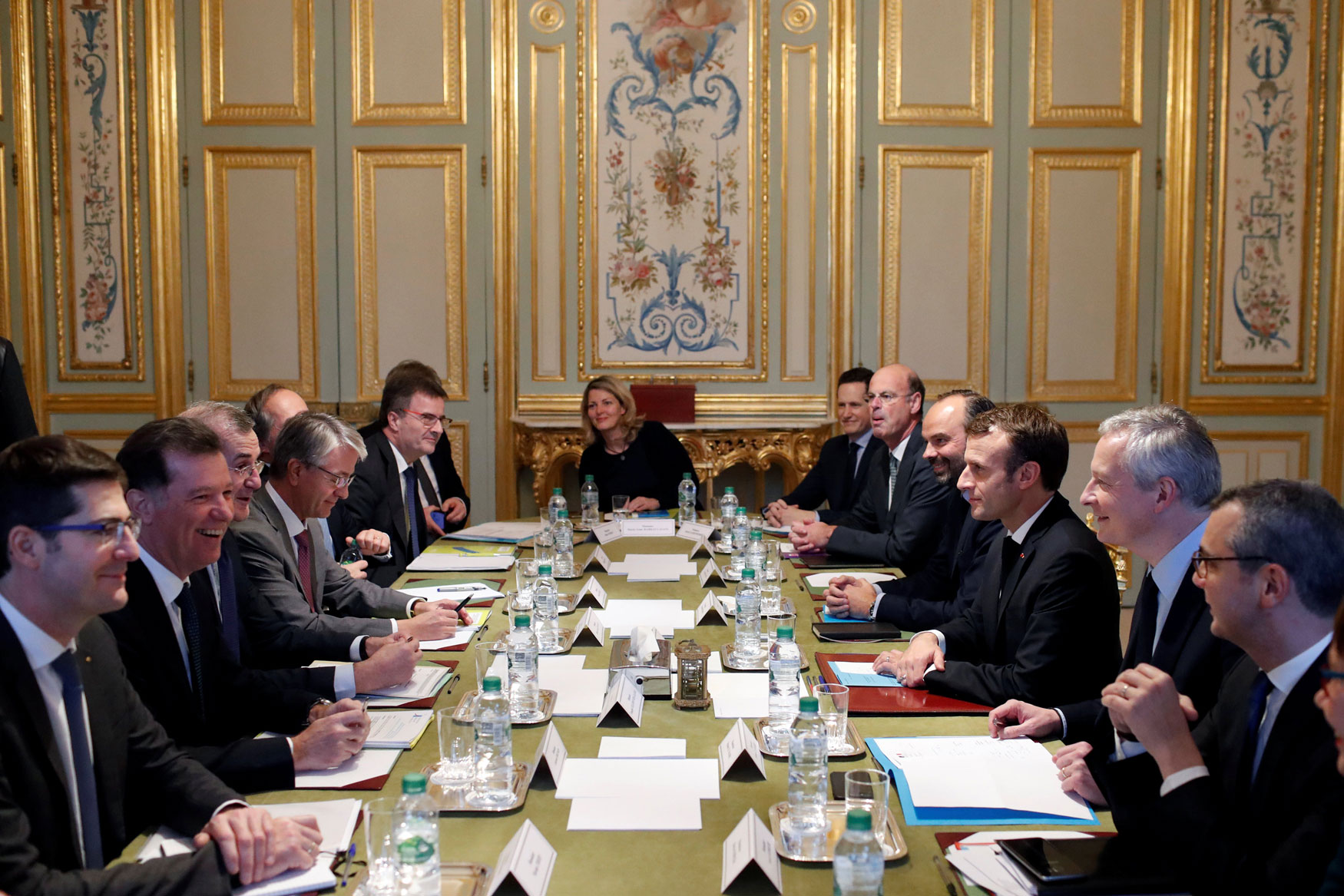الرئيس الفرنسي امانويل ماكرون يواصل لقاءاته ضمن جهود احتواء تداعيات أسوأ موجة احتجاجات
