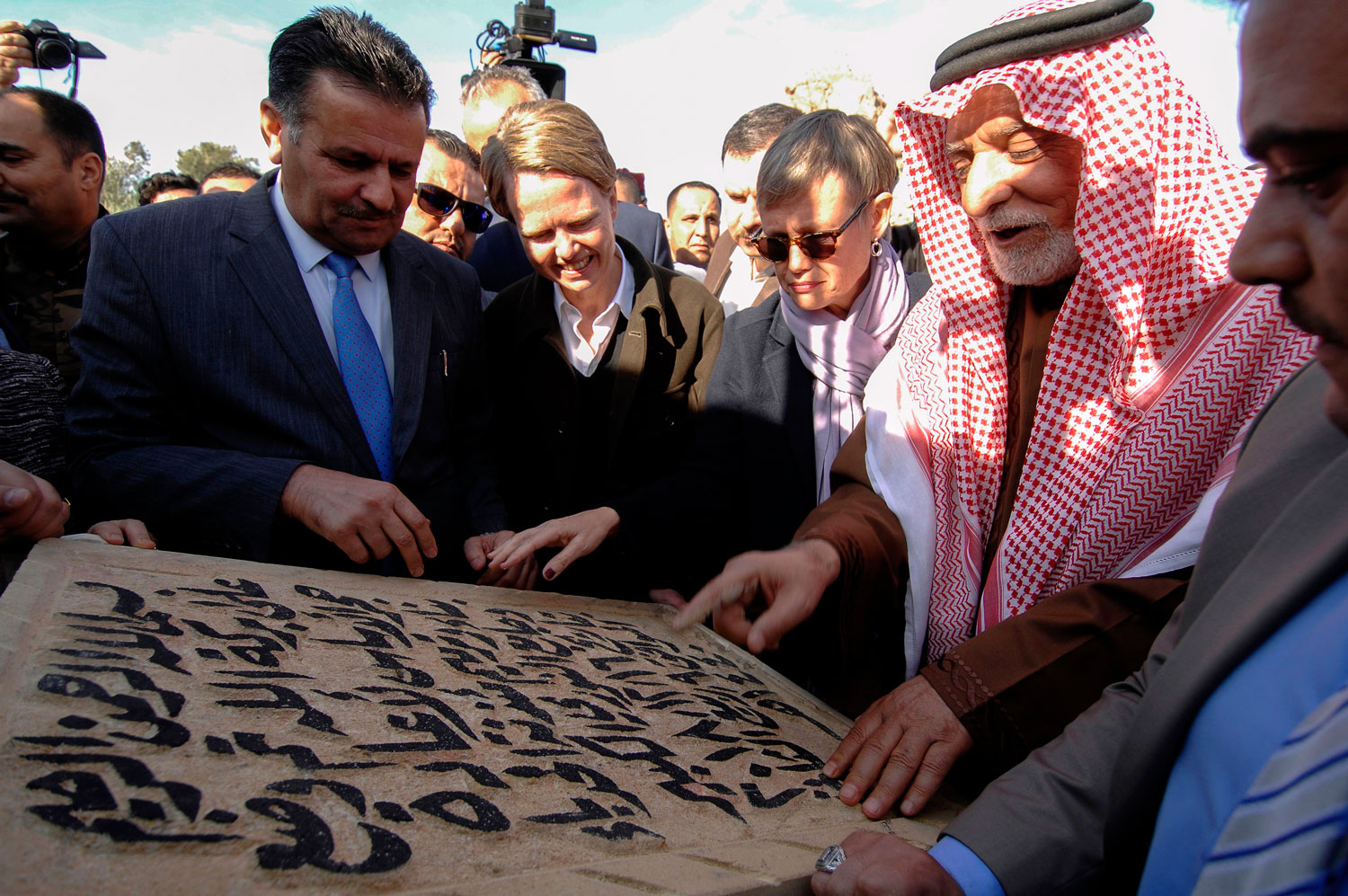 مدير الوقف السنّي العراقي وممثلة اليونسكو خلال وضع حجر الاساس لاعادة تميم جامع النوري