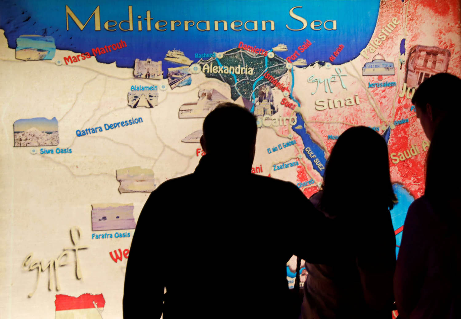 مصريون ينظرون إلى خريطة لمنطقة شمال البحر الأحمر