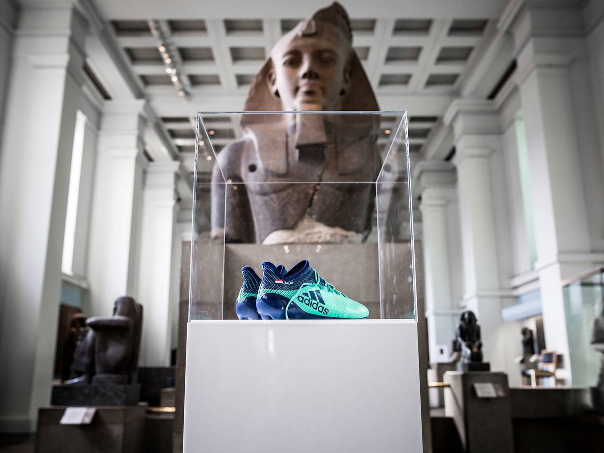 حذاء "مو صلاح" وسط تماثيل الفراعنة في المجموعة المصرية بالمتحف البريطاني